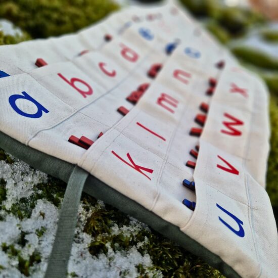 Montessori kustīgais alfabēts – mazie drukātie koka burti (26 / 38 / 78 / 130 gab.)